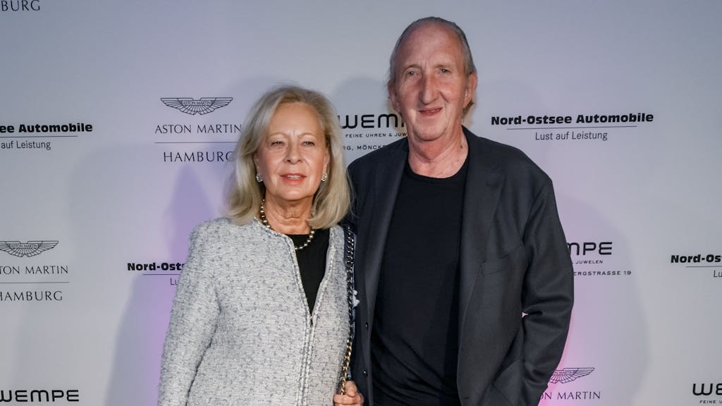 Der Komiker Mike Krüger steht mit seiner Frau Brigitte bei der Premiere des Films "James Bond 007: Keine Zeit zu sterben" auf dem Roten Teppich der Astor-Film-Lounge.