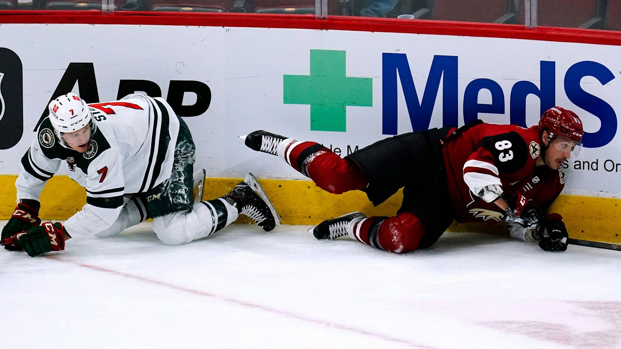 Nico Sturm (l.), in der NHL im Duell mit Jay Beagle