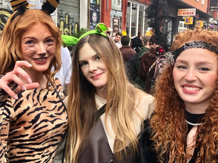 Drei Freundinnen feiern ebenfalls am 11. November 2021 auf der Zülpicher Straße.