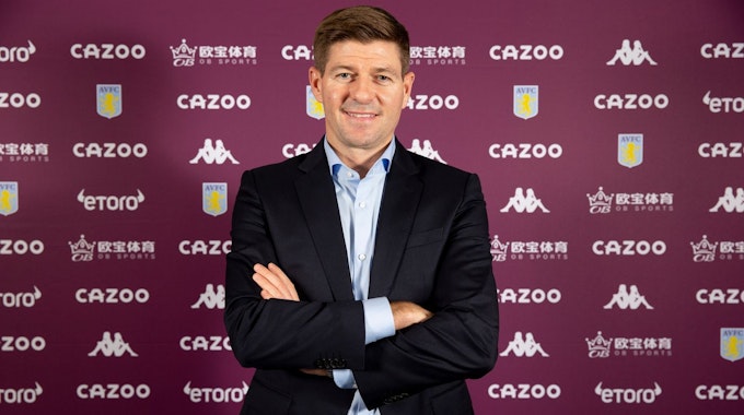 Steven Gerrard posiert bei seiner Vorstellung als Trainer von Aston Villa