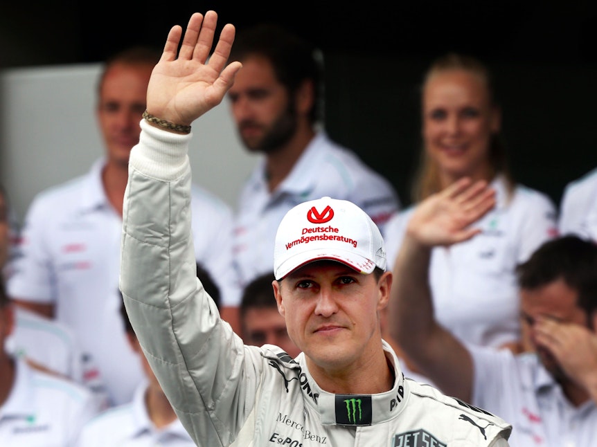 Der damalige Mercedes-Pilot Michael Schumacher winkt bei seinem letzten Formel-1-Rennen auf dem Autodromo Jose Carlos Pace in Sao Paulo.