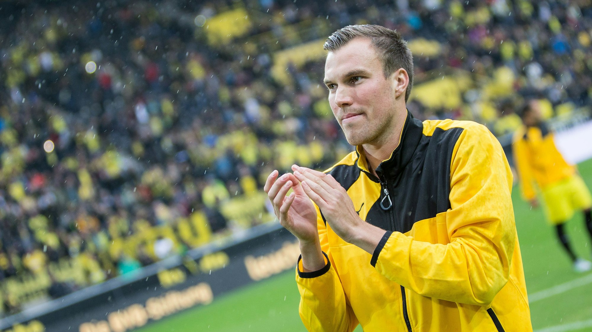 Kevin Großkreutz grüßt die Fans von Borussia Dortmund vor dem Spiel. 
