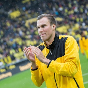 Kevin Großkreutz grüßt die Fans von Borussia Dortmund vor dem Spiel.
