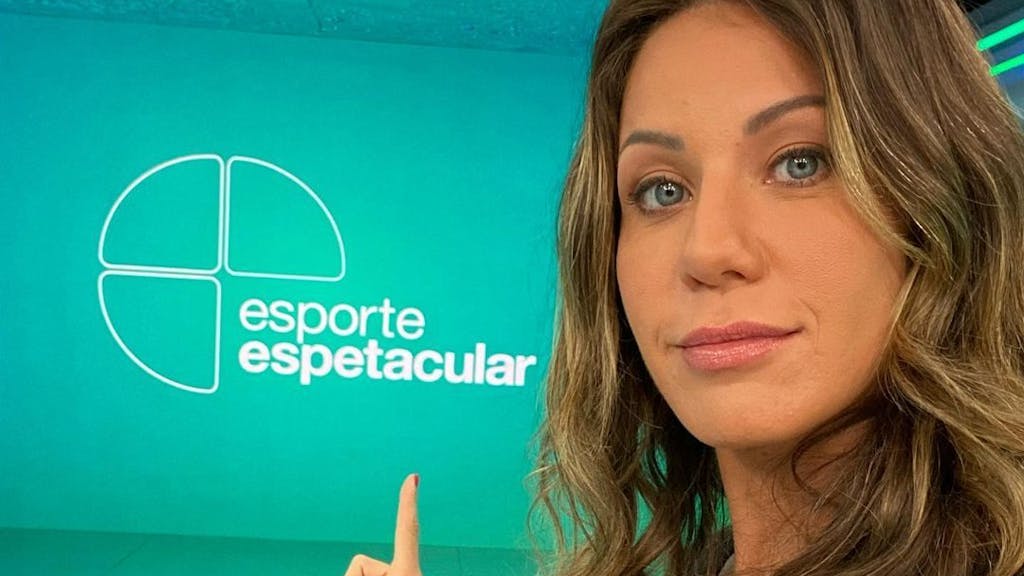 Bárbara Coelho posiert vor einer Aufzeichnung ihrer Show Esporte Espetacular