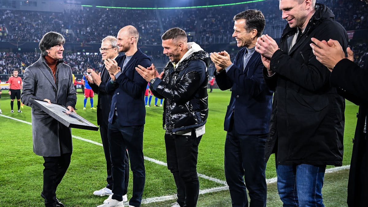 Lukas Podolski verabschiedet Joachim Löw beim DFB.
