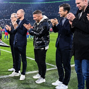 Lukas Podolski verabschiedet Joachim Löw beim DFB.