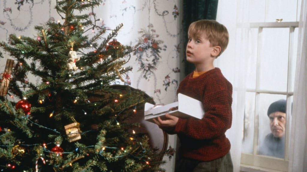 Während der nichtsahnende Kevin (Macaulay Culkin, l) den Weihnachtsbaum schmückt, lauert Harry (Joe Pesci) auf eine Gelegenheit, das Haus auszurauben. Der Film „Kevin – Allein zu Haus“, der in diesem Jahr 30-jähriges Jubiläum feiert, ist an Weihnachten im TV zu sehen.&nbsp;