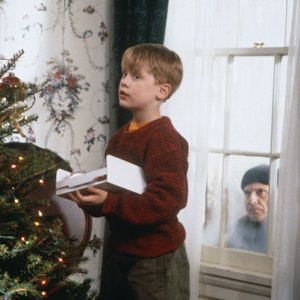 Während der nichtsahnende Kevin (Macaulay Culkin, l) den Weihnachtsbaum schmückt, lauert Harry (Joe Pesci) auf eine Gelegenheit, das Haus auszurauben. Der Film „Kevin – Allein zu Haus“, der in diesem Jahr 30-jähriges Jubiläum feiert, ist an Weihnachten im TV zu sehen.