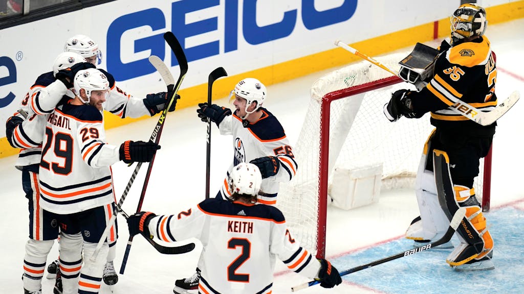 Eishockey-Center Leon Draisaitl feiert mit seinen Oilers-Mitspielern seinen Treffer gegen die Boston Bruins