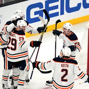 Eishockey-Center Leon Draisaitl feiert mit seinen Oilers-Mitspielern seinen Treffer gegen die Boston Bruins