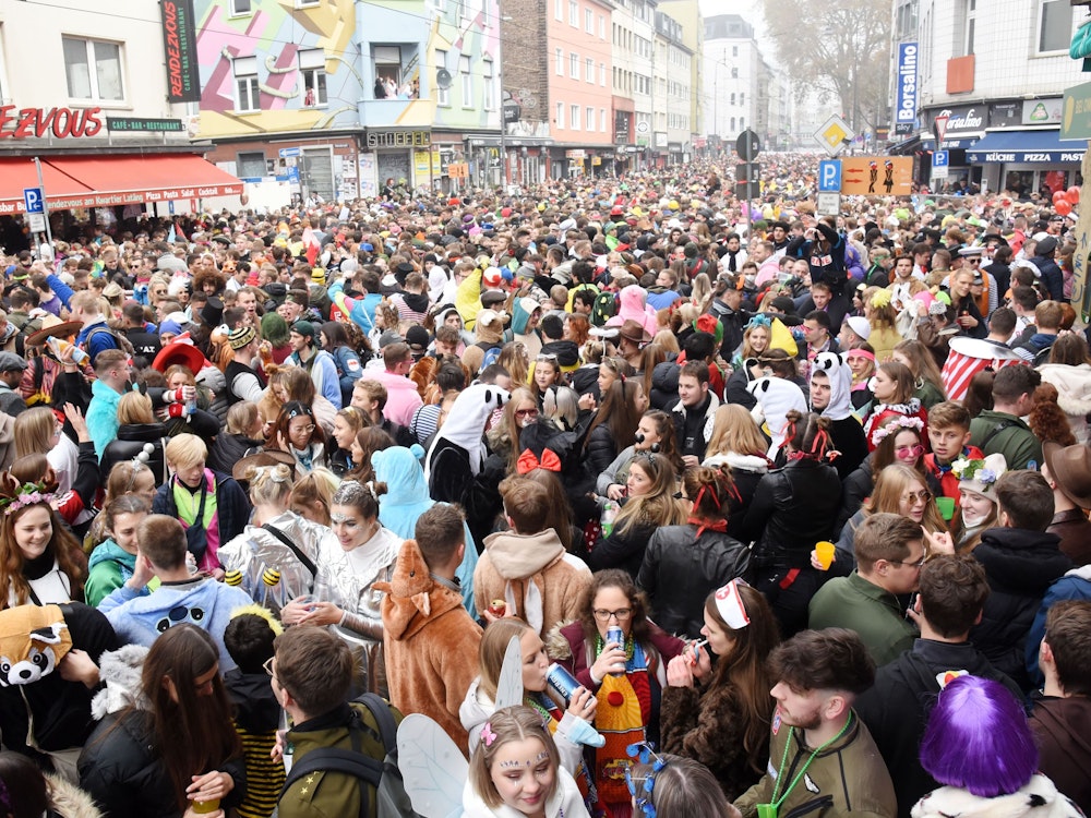 Menschenmassen auf der Zülpicher Straße