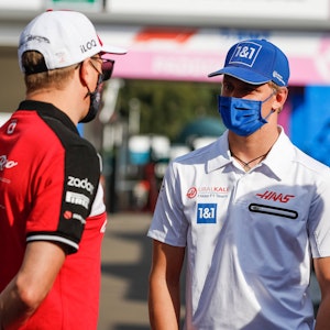 Mick Schumacher spricht im Fahrerlager der Formel 1 mit Kimi Räikkönen.