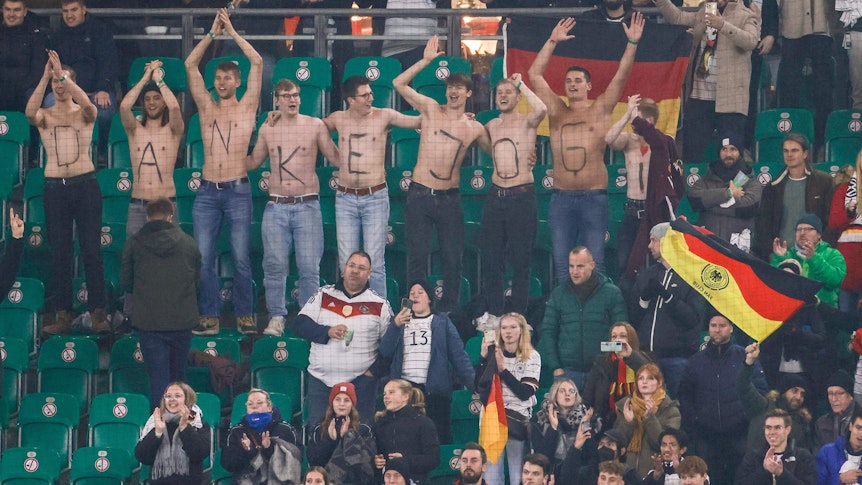 Deutsche Fans feiern Joachim Löw mit freiem Oberkörper.