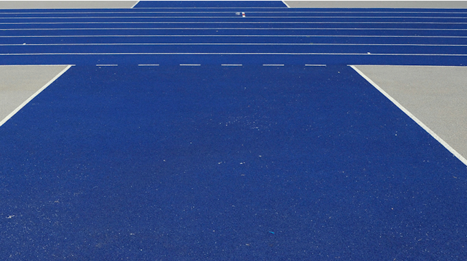 Das Foto zeigt die blaue 400-Meter-Tartanbahn im Berliner Olympiastadion.