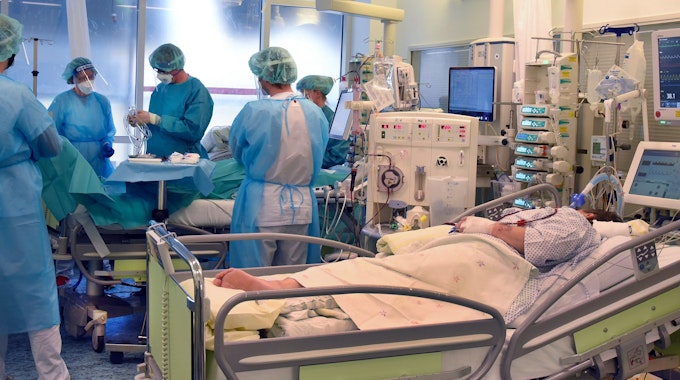 Auf der Covid-Station, einem Bereich der Operativen Intensivstation vom Universitätsklinikum Leipzig versorgen Ärzte, Schwestern und Pfleger einen Patienten.