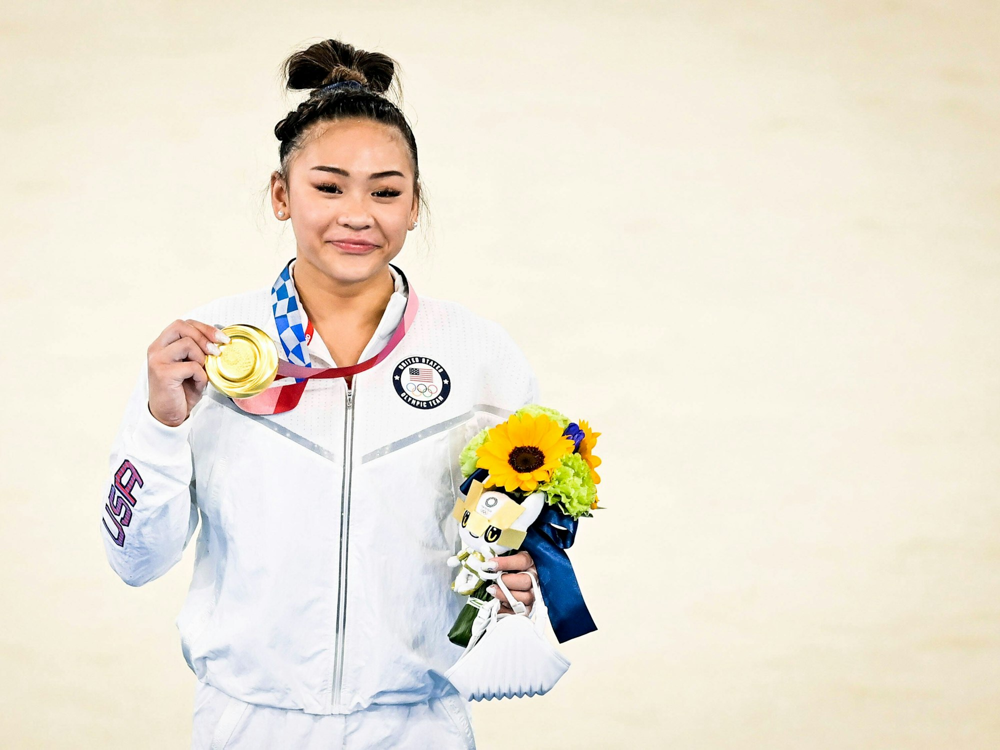  Lee Sunisa usa posant avec sa medaille d Or Gymnastique : Concours Multiple - Femmes - Jeux Olympiques - Tokyo - 29/07/2021 JBAutissier/Panoramic PUBLICATIONxNOTxINxFRAxITAxBEL