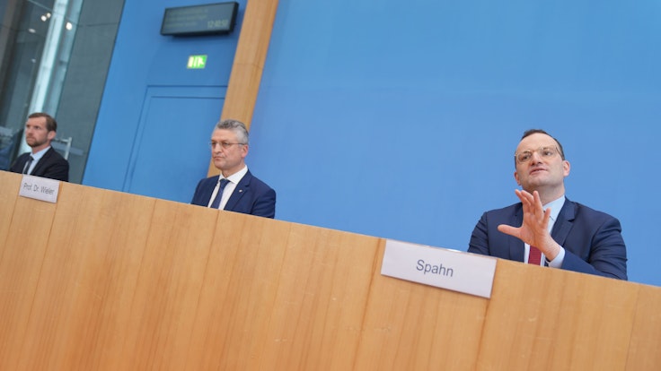 Das Coronavirus breitet sich aus: Gesundheitsminister Jens Spahn (CDU) und RKI-Präsident Lothar Wieler (rechts). Das Foto stammt vom 3. November 2021.