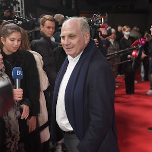 Uli Hoeneß, Ehrenpräsident des FC Bayern, gibt bei der Premiere der Doku-Serie «FC Bayern - Behind The Legend» am roten Teppich im ARRI Kino ein Interview.
