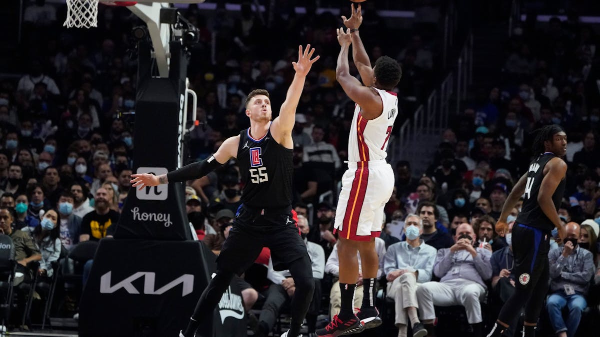Clippers-Center Isaiah Hartenstein versucht einen Wurf von Heat-Spielmacher&nbsp;Kyle Lowry zu blocken