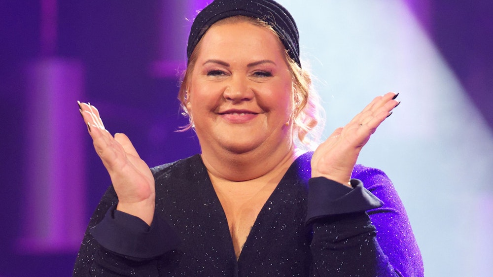 Die Komikerin Ilka Bessin steht beim Deutschen „Comedypreises 2019“ auf der Bühne.