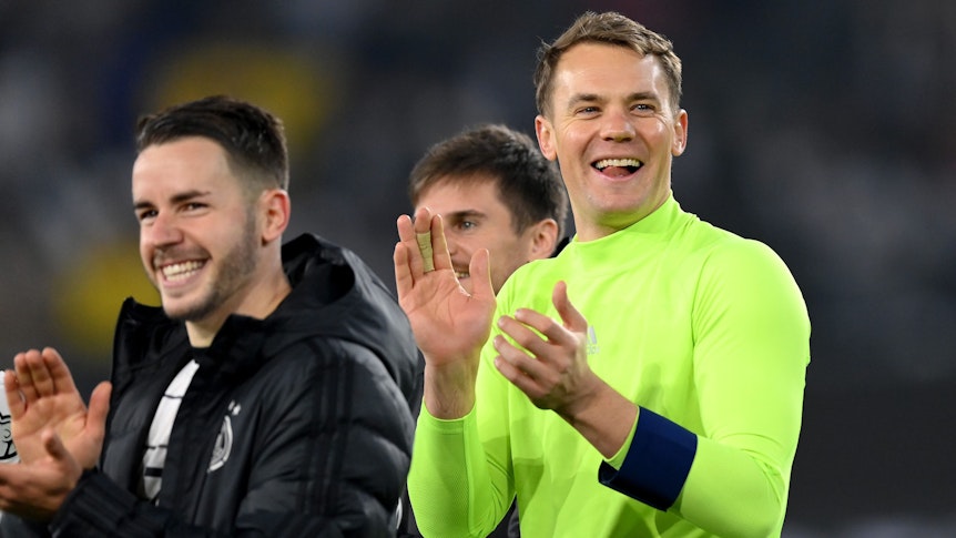 Manuel Neuer applaudiert den Fans im Stadion.