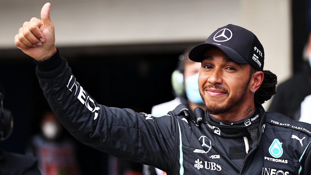 Lewis Hamilton freut sich über Platz eins in der Qualifikation für den Großen Preis von Brasilien.