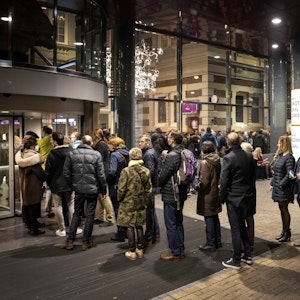 Menschen stehen Schlange für ein Konzert im Concertgebouw.