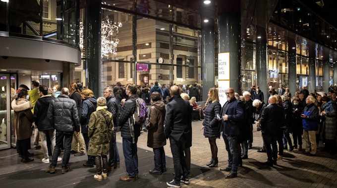 Menschen stehen Schlange für ein Konzert im Concertgebouw.