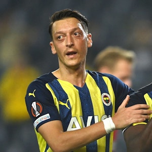 Mesut Özil blickt im Spiel von Fenerbahce Istanbul zur Seite.