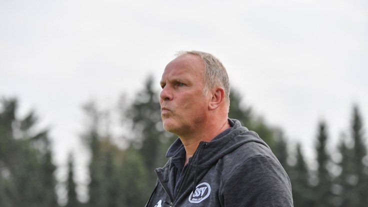 Torwart-Legende Oliver Reck als Trainer des SSV Jeddeloh II beim Spiel gegen den HSC Hannover
