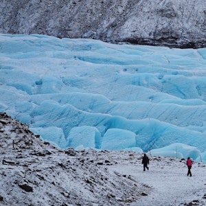 Unser Archivbild zeigt Wanderer 2018 am Fuße des Skaftafellsjökull-Gletschers.