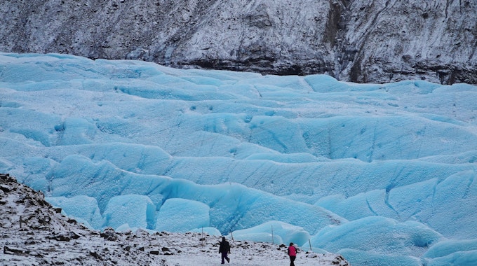 Unser Archivbild zeigt Wanderer 2018 am Fuße des Skaftafellsjökull-Gletschers.