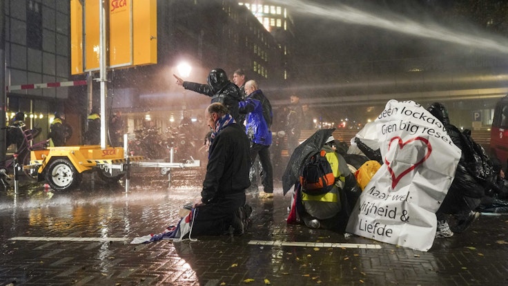 Proteste in den Niederlanden: Obwohl die Fallzahlen und Inzidenzen bedrohlich steigen, wollen die Demonstranten keine strikteren Corona-Maßnahmen dulden. Ist ihnen egal, dass bald kein patz mehr auf den Intensivstationen ist? Unser Foto zeigt die Demonstranten in Den Haag.