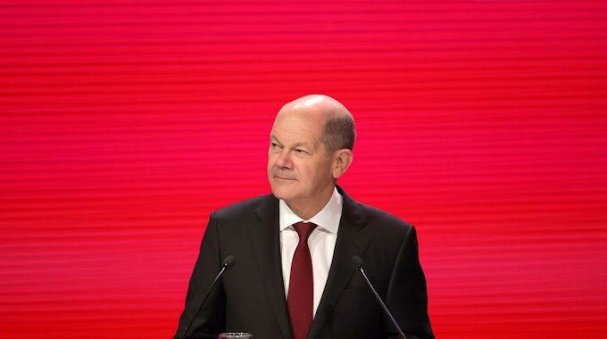 Olaf Scholz unter Beschuss: Kanzleramtsminister Helge Braun wirft ihm und der SPD vor, den Corona-Gipfel herausgezögert zu haben. Unser Foto zeigt Scholz im November 2021.