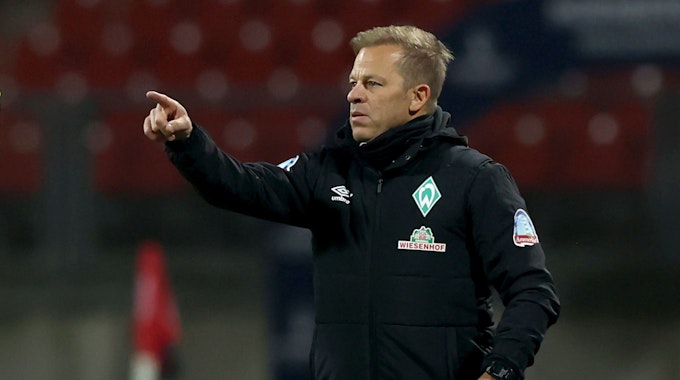 Markus Anfang gestikuliert beim Spiel von Werder Bremen beim 1. FC Nürnberg am Spielfeldrand.