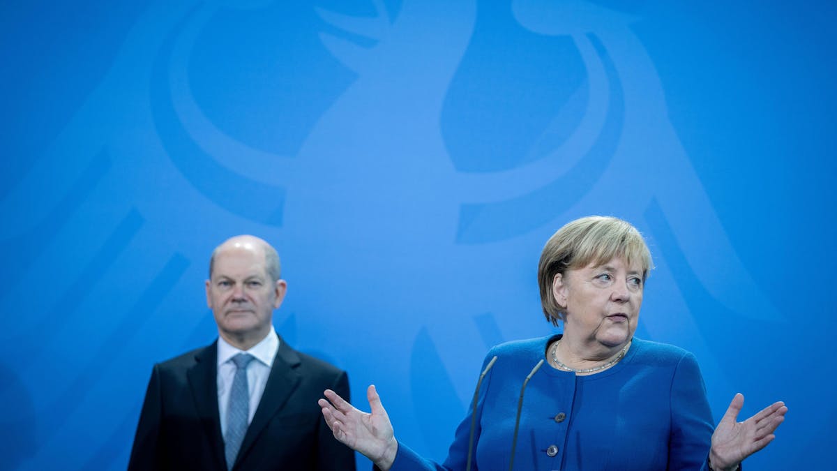 Bundeskanzlerin Angela Merkel (CDU) ist besorgt: Sie fordert einen neuen Schwellenwert in Bezug auf den politischen Umgang mit Corona. Das Foto zeigt die Politikerin mit SPD-Mann Olaf Scholz im November 2021 in Berlin.