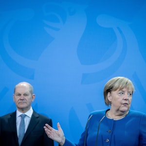 Bundeskanzlerin Angela Merkel (CDU) ist besorgt: Sie fordert einen neuen Schwellenwert in Bezug auf den politischen Umgang mit Corona. Das Foto zeigt die Politikerin mit SPD-Mann Olaf Scholz im November 2021 in Berlin.