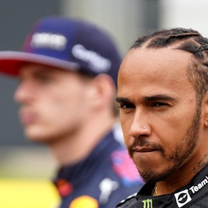 Lewis Hamilton und Max Verstappen gehen durch das Fahrerlager der Formel 1.