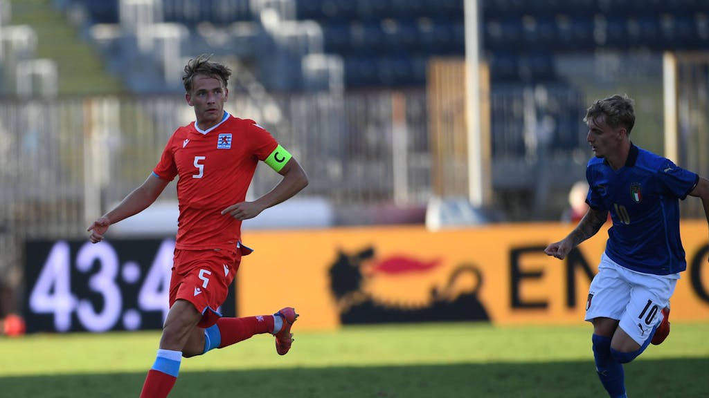 Mathias Olesen im Dress der luxemburgischen U21-Nationalmannschaft im Spiel gegen Italien.