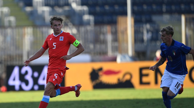 Mathias Olesen im Dress der luxemburgischen U21-Nationalmannschaft im Spiel gegen Italien.