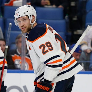 NHL-Star Leon Draisaitl feiert seinen Treffer für die Edmonton Oilers gegen die Buffalo Sabres