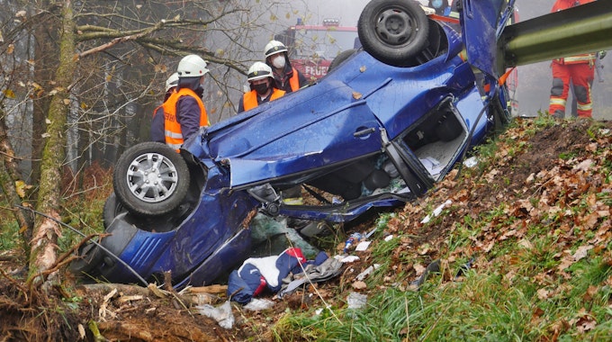 Das völlig zerstörte Auto nach dem Unfall in Netphen (NRW) am Samstag (13. November 2021).