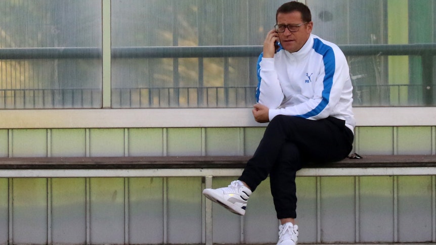 Max Eberl am 6. Juli 2021 als Sportdirektor von Borussia Mönchengladbach. Der 46-Jährige soll RB Leipzig zunächst abgesagt haben. Im Bild sitzt Eberl auf einer Bank und telefoniert mit einem Handy.