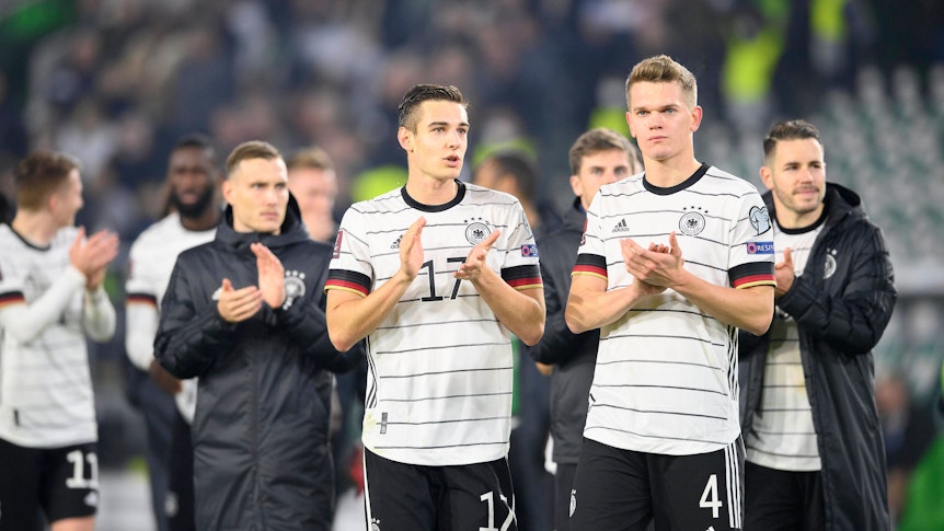 Matthias Ginter (r.) und Florian Neuhaus (l.) von Borussia Mönchengladbach, laufen klatschend die Ehrenrunde nach dem 9:0-Kantersieg von Deutschland gegen Liechtenstein am 11. November 2021.
