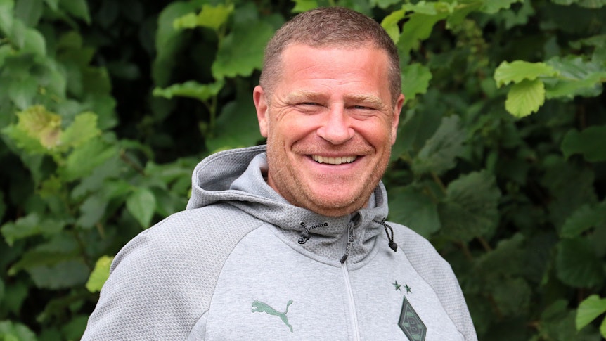 Max Eberl, Manager von Borussia Mönchengladbach, lächelt am 19. Juli 2021 in Harsewinkel in die Fotografen-Kamera.