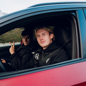 Kai Havertz und Julian Brandt sitzen zusammen in einem Elektroauto.