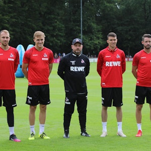 Die Neuzugänge und Trainer Steffen Baumgart posieren beim Trainingsauftakt des 1. FC Köln.