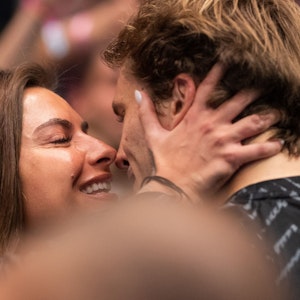Alexander Zverev küsst seine Freundin Sophia Thomalla am Rande der ATP-Tour in Wien (Foto aufgenommen am 30. Oktober 2021).