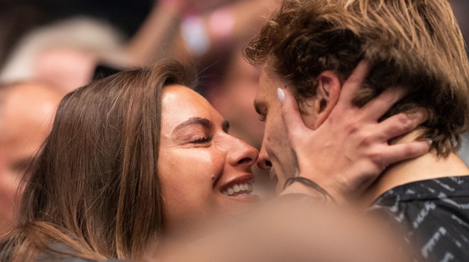 Alexander Zverev küsst seine Freundin Sophia Thomalla am Rande der ATP-Tour in Wien (Foto aufgenommen am 30. Oktober 2021).