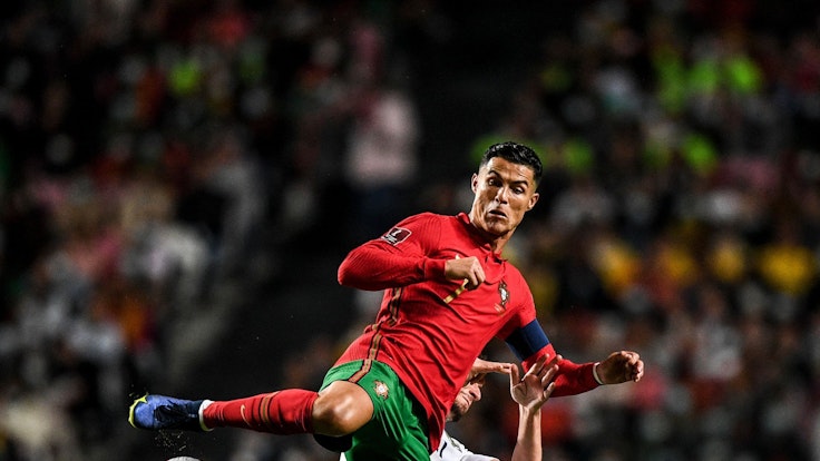Cristiano Ronaldo controla el balón en el partido contra Serbia